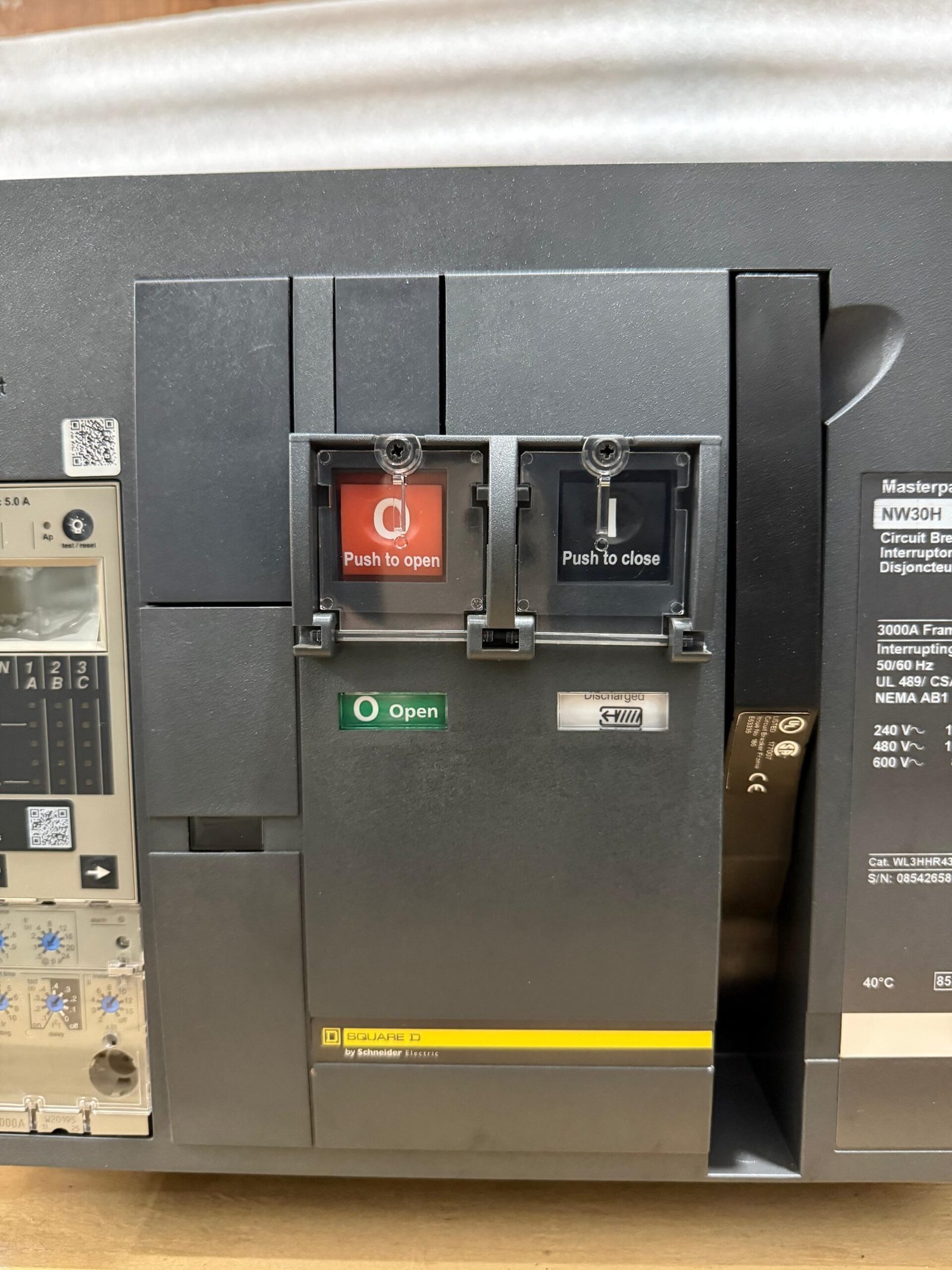 SQUARE D NW30H MASTERPACT CIRCUIT BREAKER 3000AMP NEW