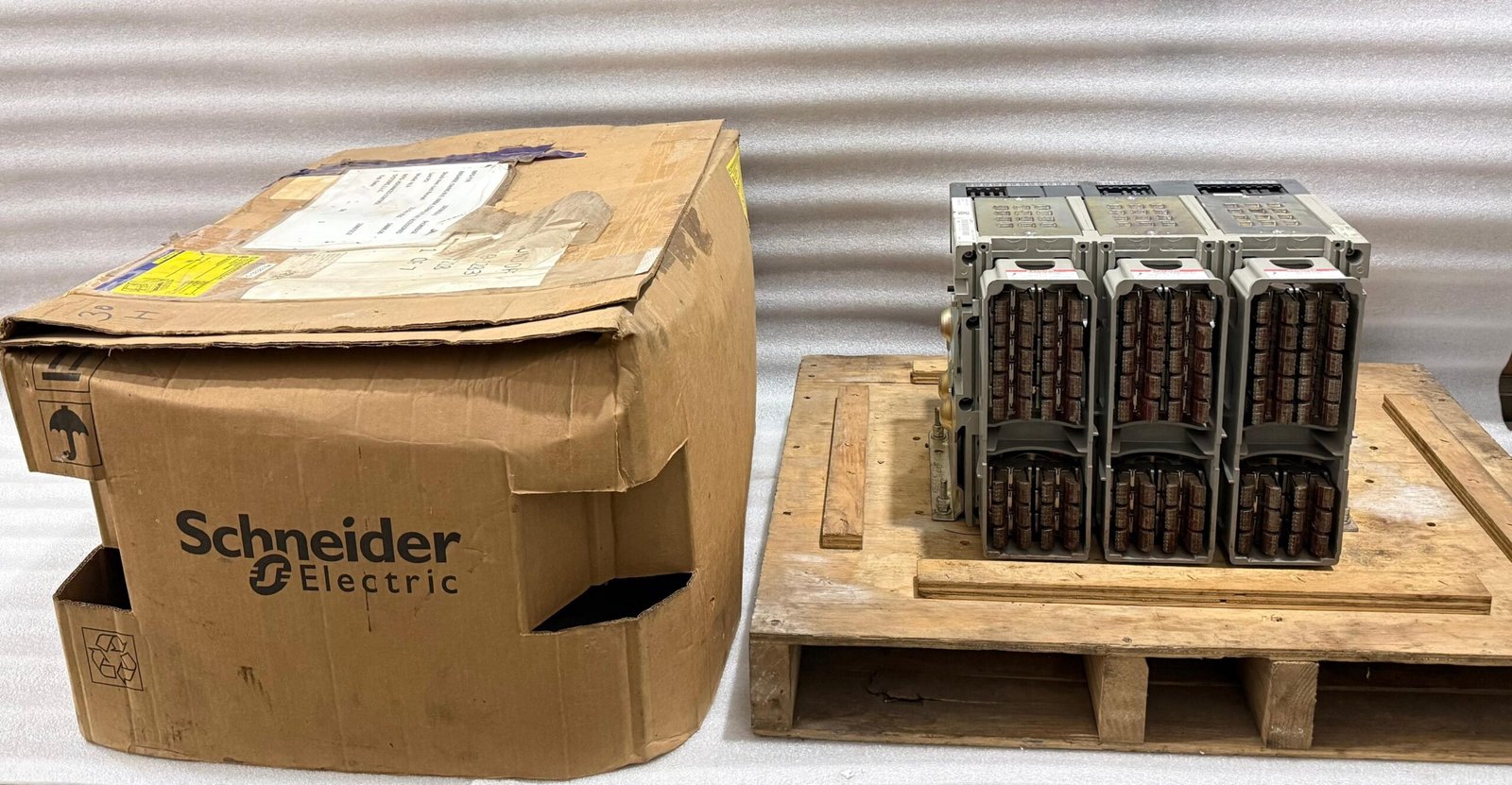 SQUARE D NW30H MASTERPACT CIRCUIT BREAKER 3000AMP NEW
